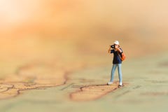 Gente de Mniature: Los fotógrafos viajan en el mapa del mundo, toman las fotos por todas partes imagenes de archivo Gente de Mniature: Los fotógrafos viajan en el mapa del mundo, toman las fotos por todas partes imagenes de archivo