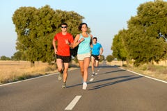 Gente del deporte que corre en camino foto de archivo libre de regalías Gente del deporte que corre en camino foto de archivo libre de regalías
