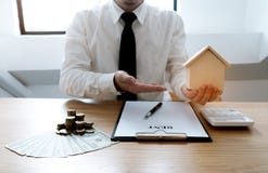Gente di affari che firma contratto che fa un affare con il bene immobile fotografia stock Gente di affari che firma contratto che fa un affare con il bene immobile fotografia stock