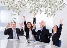 Gente di affari che getta la nota di valuta immagini stock libere da diritti Gente di affari che getta la nota di valuta immagini stock libere da diritti