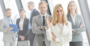 Gente di affari che mostra segno giusto immagini stock Gente di affari che mostra segno giusto immagini stock