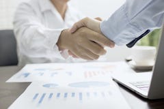 gente di affari che stringe mano, negoziato e discussione in offi immagini stock gente di affari che stringe mano, negoziato e discussione in offi immagini stock