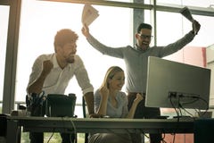 Gente di affari felice che gode nel riuscito lavoro immagine stock libera da diritti Gente di affari felice che gode nel riuscito lavoro immagine stock libera da diritti