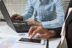Gente di affari 11 Investitore professionale della foto che lavora spianando il progetto Compito di finanza Computer portatile de fotografia stock libera da diritti Gente di affari 11 Investitore professionale della foto che lavora spianando il progetto Compito di finanza Computer portatile de fotografia stock libera da diritti