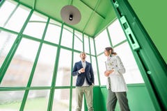 Gente di affari nel corridoio verde immagini stock Gente di affari nel corridoio verde immagini stock