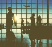 Gente di affari posteriore dell'aeroporto di Lit di concetto di viaggio del passeggero immagini stock Gente di affari posteriore dell'aeroporto di Lit di concetto di viaggio del passeggero immagini stock