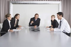 Gente di affari sulla teleconferenza immagine stock libera da diritti Gente di affari sulla teleconferenza immagine stock libera da diritti