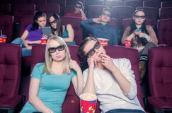 Gente en el cine que lleva los vidrios 3d fotos de archivo Gente en el cine que lleva los vidrios 3d fotos de archivo