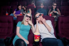 Gente en el cine que lleva los vidrios 3d fotos de archivo libres de regalías Gente en el cine que lleva los vidrios 3d fotos de archivo libres de regalías
