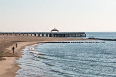 Gente en el embarcadero de la pesca de la playa de Buckroe en Hampton, VA imagen de archivo libre de regalías Gente en el embarcadero de la pesca de la playa de Buckroe en Hampton, VA imagen de archivo libre de regalías