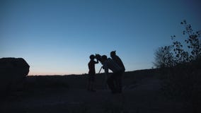Gente en la orilla que mira a través del telescopio almacen de video Gente en la orilla que mira a través del telescopio almacen de video