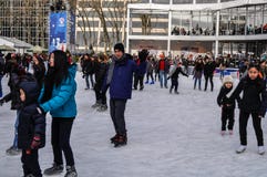 Gente en la pista de patinaje en el parque de Bryant en el centro de la ciudad Manhattan, NYC, los E.E.U.U. de la Navidad fotos de archivo libres de regalías Gente en la pista de patinaje en el parque de Bryant en el centro de la ciudad Manhattan, NYC, los E.E.U.U. de la Navidad fotos de archivo libres de regalías