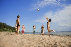 Gente en la playa que juega a voleibol imagenes de archivo Gente en la playa que juega a voleibol imagenes de archivo