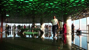 Gente en plataforma de observación en el rascacielos de Burj Khalifa en Dubai, UAE metrajes Gente en plataforma de observación en el rascacielos de Burj Khalifa en Dubai, UAE metrajes