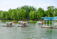 Gente en un parque El parque de Taoranting es un parque importante de la ciudad situado en Pekín, China fotos de archivo Gente en un parque El parque de Taoranting es un parque importante de la ciudad situado en Pekín, China fotos de archivo