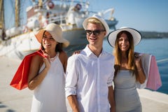 Gente feliz que disfruta y que se divierte en vacaciones de verano de lujo foto de archivo libre de regalías Gente feliz que disfruta y que se divierte en vacaciones de verano de lujo foto de archivo libre de regalías