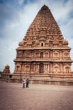 Gente india que visita y que ruega en el templo de Brihadeeswarar La India, Tamil Nadu, Thanjavur (Trichy) foto de archivo Gente india que visita y que ruega en el templo de Brihadeeswarar La India, Tamil Nadu, Thanjavur (Trichy) foto de archivo