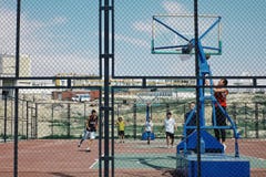 gente locale che gioca pallacanestro in una del campo aperto alla città del deserto fotografia stock libera da diritti gente locale che gioca pallacanestro in una del campo aperto alla città del deserto fotografia stock libera da diritti
