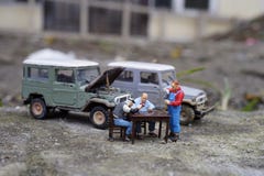 Gente miniatura di tè bevente su tempo della rottura Richiedendo tempo per la conversazione e con la bevanda calda immagine stock Gente miniatura di tè bevente su tempo della rottura Richiedendo tempo per la conversazione e con la bevanda calda immagine stock