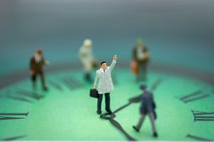Gente miniatura: Equipo del hombre de negocios con el reloj El uso de la imagen toma tiempo para beneficiarse imagenes de archivo Gente miniatura: Equipo del hombre de negocios con el reloj El uso de la imagen toma tiempo para beneficiarse imagenes de archivo