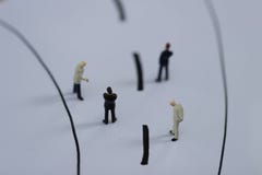 Gente miniatura: Figuras del pequeño hombre de negocios que caminan en la calle fotografía de archivo Gente miniatura: Figuras del pequeño hombre de negocios que caminan en la calle fotografía de archivo