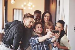 Gente multirazziale divertendosi al caffè che prende un selfie con il telefono cellulare Gruppo di giovani amici che si siedono a fotografia stock libera da diritti Gente multirazziale divertendosi al caffè che prende un selfie con il telefono cellulare Gruppo di giovani amici che si siedono a fotografia stock libera da diritti
