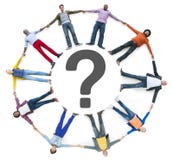 Gente multiétnica que se acuesta y signo de interrogación imágenes de archivo libres de regalías Gente multiétnica que se acuesta y signo de interrogación imágenes de archivo libres de regalías
