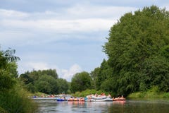Gente non identificata che disegna nel fiume Vantaa al festival di galleggiamento della birra di Kaljakellunta a Helsinki, Finlan fotografia stock Gente non identificata che disegna nel fiume Vantaa al festival di galleggiamento della birra di Kaljakellunta a Helsinki, Finlan fotografia stock