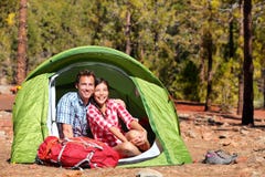 Gente que acampa en la tienda - par que hace excursionismo feliz foto de archivo libre de regalías Gente que acampa en la tienda - par que hace excursionismo feliz foto de archivo libre de regalías
