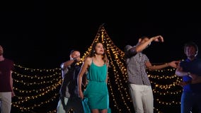 Gente que baila en partido de la playa de la noche almacen de metraje de vídeo Gente que baila en partido de la playa de la noche almacen de metraje de vídeo
