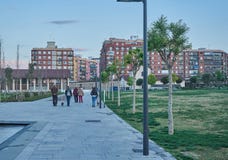 Gente que camina sus perros en un parque imágenes de archivo libres de regalías Gente que camina sus perros en un parque imágenes de archivo libres de regalías