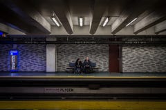 Gente que espera una plataforma en el lugar de la estación de los artes del DES del subterráneo, Línea Verde, sentándose en un ba fotos de archivo libres de regalías Gente que espera una plataforma en el lugar de la estación de los artes del DES del subterráneo, Línea Verde, sentándose en un ba fotos de archivo libres de regalías