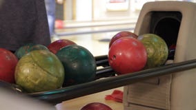 Gente que juega a un juego de los bolos en la bolera de la pequeña ciudad en Kiev, Ucrania, 02 12 2017 Gente que juega a un juego de los bolos en la bolera de la pequeña ciudad en Kiev, Ucrania, 02 12 2017