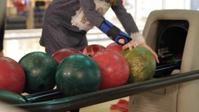 Gente que juega a un juego de los bolos en la bolera de la pequeña ciudad en Kiev, Ucrania, 02 12 2017 Gente que juega a un juego de los bolos en la bolera de la pequeña ciudad en Kiev, Ucrania, 02 12 2017
