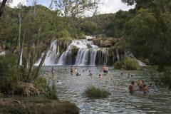 Gente que se baña en las cascadas del parque nacional de Krka en Croacia, estación de verano Foto de archivo Gente que se baña en las cascadas del parque nacional de Krka en Croacia, estación de verano Foto de archivo