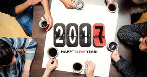 Gente que se sienta alrededor del café de consumición de la tabla contra gráfico del Año Nuevo fotografía de archivo libre de regalías Gente que se sienta alrededor del café de consumición de la tabla contra gráfico del Año Nuevo fotografía de archivo libre de regalías