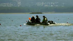 Gente que usa un barco en un lago Gente que usa un barco en un lago