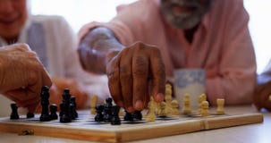 Gente senior razza mista attiva che gioca il gioco di scacchi nella casa di cura 4k archivi video Gente senior razza mista attiva che gioca il gioco di scacchi nella casa di cura 4k archivi video