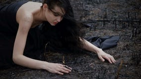 Gente y naturaleza de muerte Concepto de la ecología almacen de video Gente y naturaleza de muerte Concepto de la ecología almacen de video