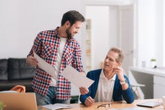Gentil homme diligent travaillant avec son collègue ensemble photo stock Gentil homme diligent travaillant avec son collègue ensemble photo stock