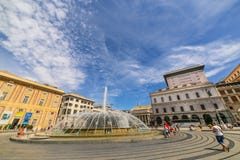 GENUA GENUA - Mening van het vierkant van DE Ferrari met de centrale fontein royalty-vrije stock foto GENUA GENUA - Mening van het vierkant van DE Ferrari met de centrale fontein royalty-vrije stock foto