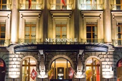 Genève/Schweiz 09 09 18: Ljus för natt för Genève för hotell för Metropole lyxinfall arkivfoto Genève/Schweiz 09 09 18: Ljus för natt för Genève för hotell för Metropole lyxinfall arkivfoto