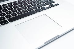Genève/Zwitserland 09 09 18: Apple-computerlaptop dicht omhooggaand de Dooskarton van MacBook Pro royalty-vrije stock afbeeldingen Genève/Zwitserland 09 09 18: Apple-computerlaptop dicht omhooggaand de Dooskarton van MacBook Pro royalty-vrije stock afbeeldingen
