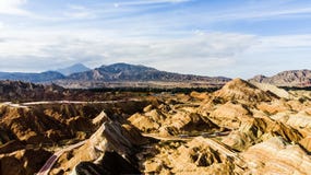 Geologiska regnbågeberg parkerar Turist- bussar på en väg i en dal på en Sunny Day royaltyfria bilder Geologiska regnbågeberg parkerar Turist- bussar på en väg i en dal på en Sunny Day royaltyfria bilder