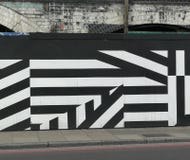 Geometriska gatakonst/grafitti i London, svartvita band arkivbilder Geometriska gatakonst/grafitti i London, svartvita band arkivbilder