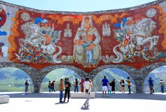 Georgia, carretera militar georgiana - junio de 2019: Fragmento del monumento georgiano ruso de la amistad imagen de archivo Georgia, carretera militar georgiana - junio de 2019: Fragmento del monumento georgiano ruso de la amistad imagen de archivo