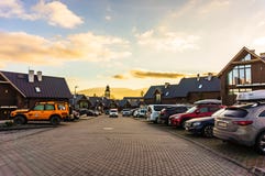 Geparkeerde auto's en huizen royalty-vrije stock afbeelding Geparkeerde auto's en huizen royalty-vrije stock afbeelding