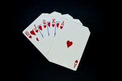 Gerades Erröten des Royal Flushs von Herzkarten im Pokerspiel gegen schwarzen Hintergrund stockbilder Gerades Erröten des Royal Flushs von Herzkarten im Pokerspiel gegen schwarzen Hintergrund stockbilder