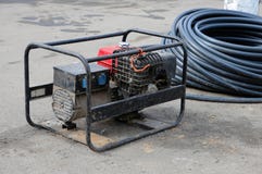 Gerador elétrico portátil Reparo do trabalho de estrada imagem de stock Gerador elétrico portátil Reparo do trabalho de estrada imagem de stock