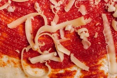 Geraspte kaas voor pizza dicht omhoog op ketchup met een laag bedekt deeg royalty-vrije stock afbeelding Geraspte kaas voor pizza dicht omhoog op ketchup met een laag bedekt deeg royalty-vrije stock afbeelding